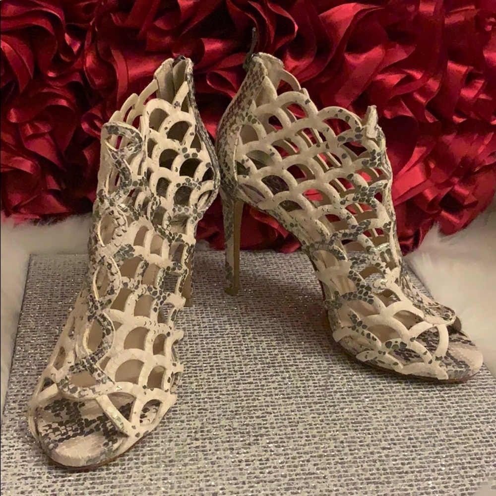 Vince Camuto fontenla caged heel